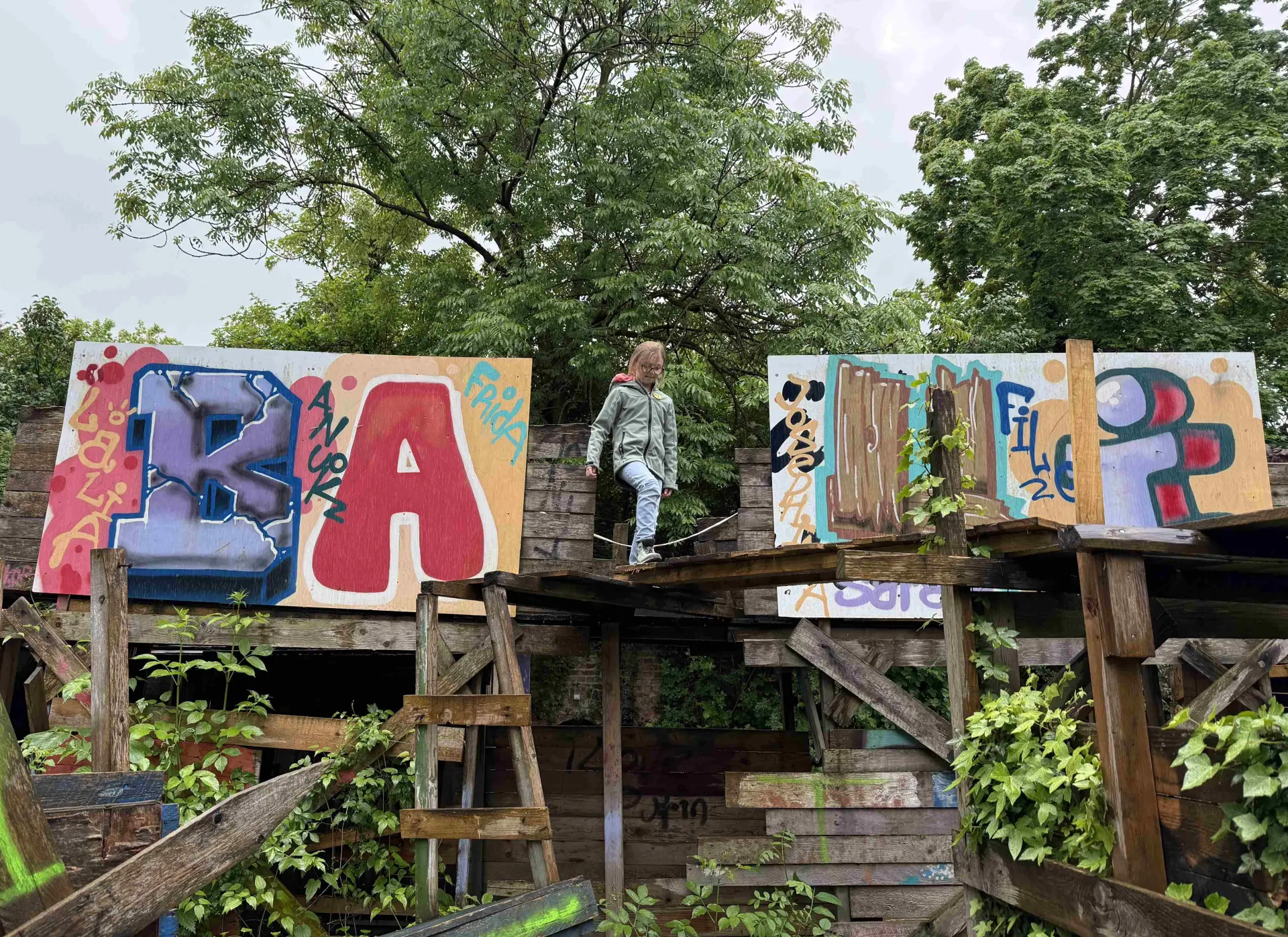 Schülerin klettert auf dem Bauspielplatz