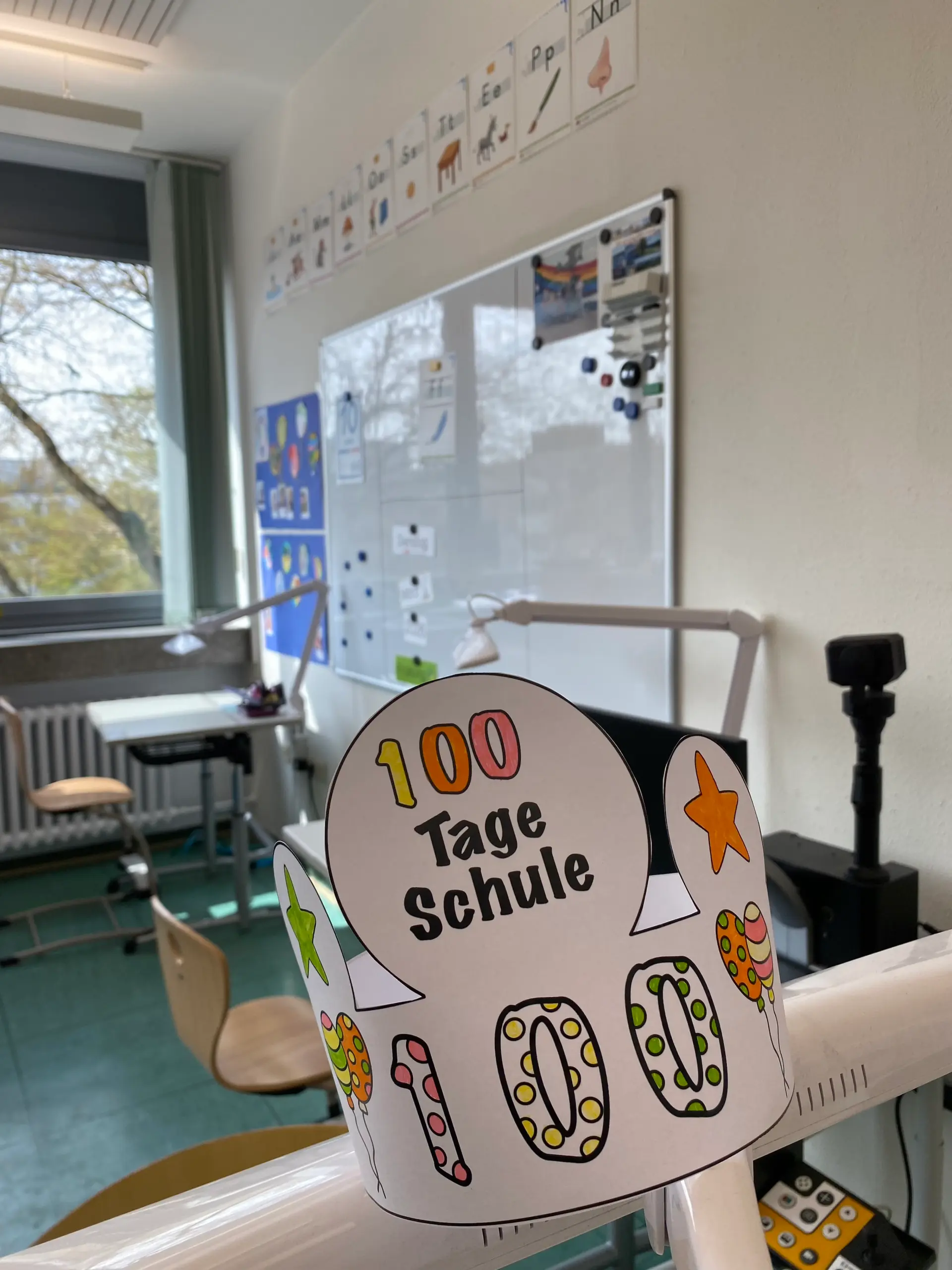 Das Bild zeigt eine Krone mit der Aufschrift 100 Tage Schule