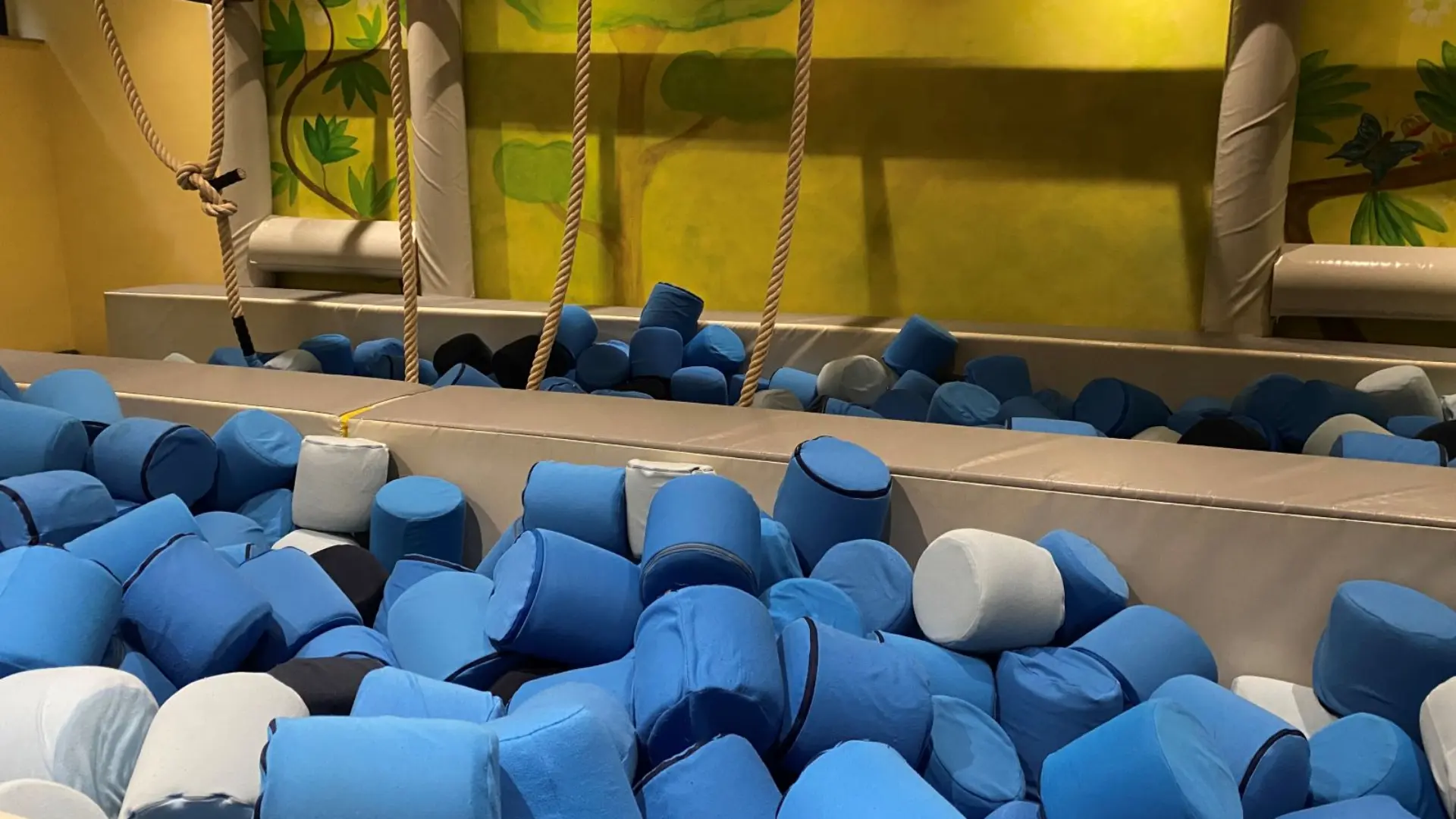Kinder sitzen auf einem Schwungreifen