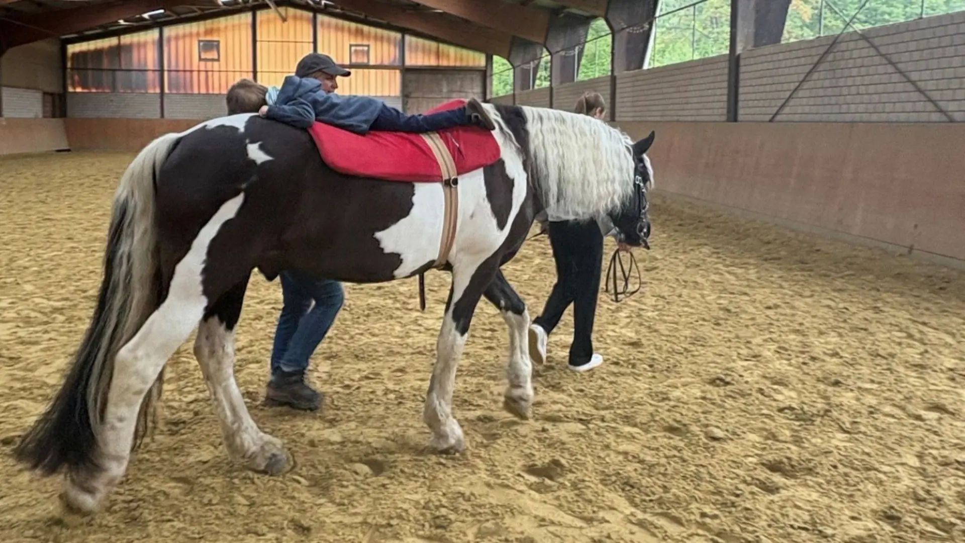 Kind reitet auf Pferd