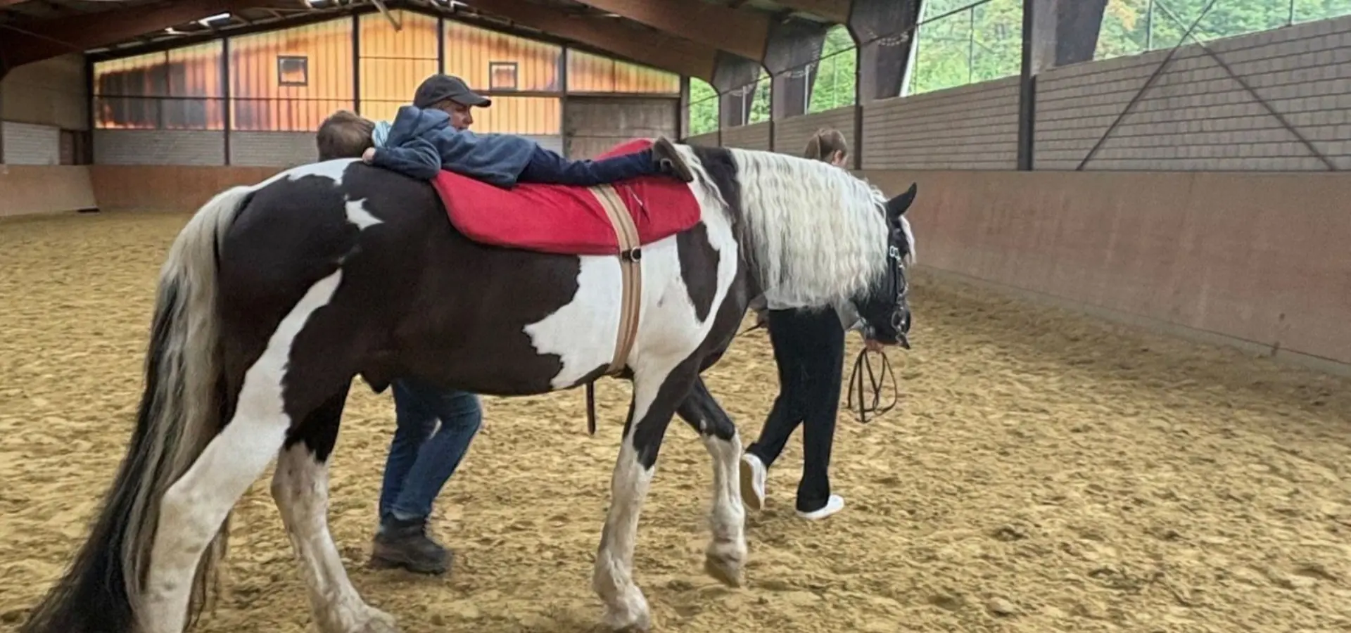 Kind reitet auf Pferd