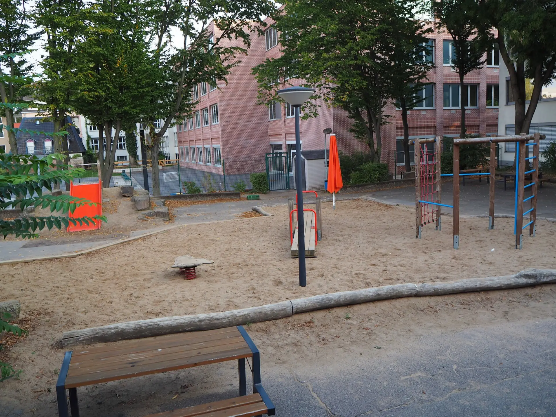 Schulhof Spielplatz Förderschule Sehen: Außenbereich der LVR-Severin-Schule mit Sand, Klettergerüst und Sitzbänken für Teilhabe, Sport und Spiel.