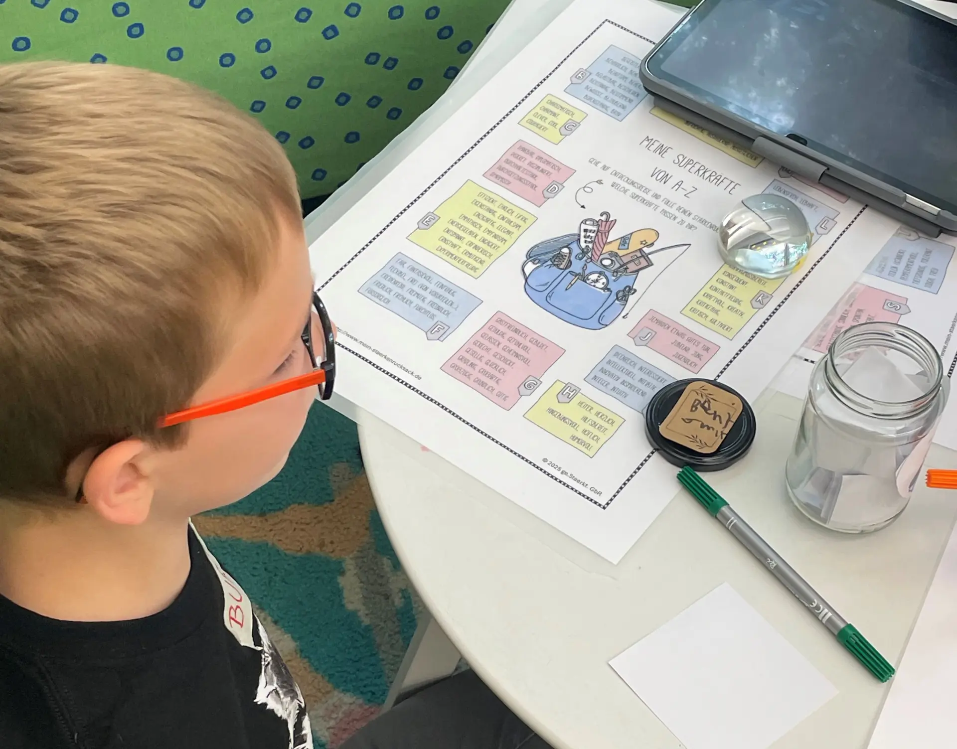 Schüler arbeitet mit einer Lupe