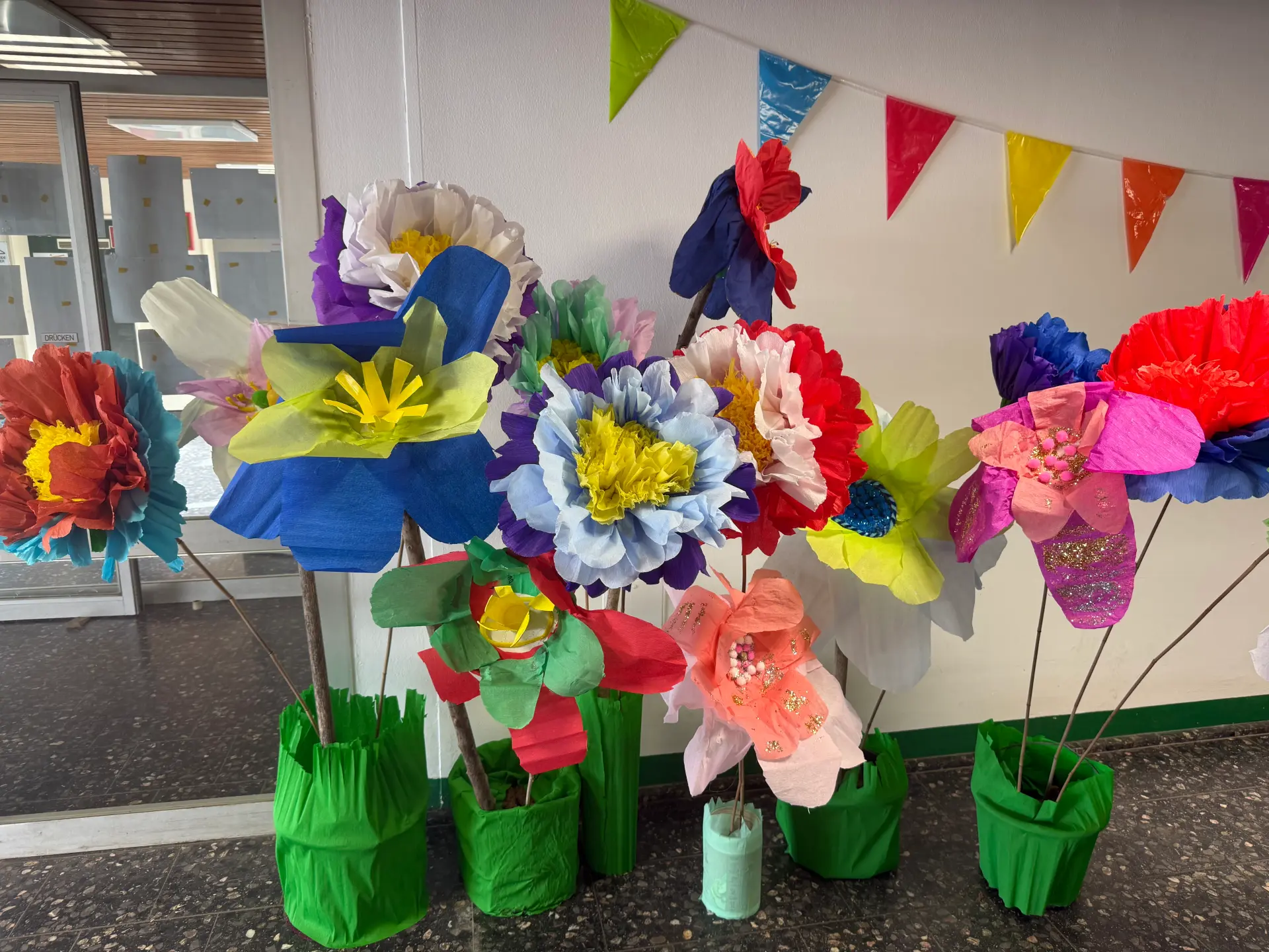 Selbstgestaltete Riesenblumen aus Krepppapier