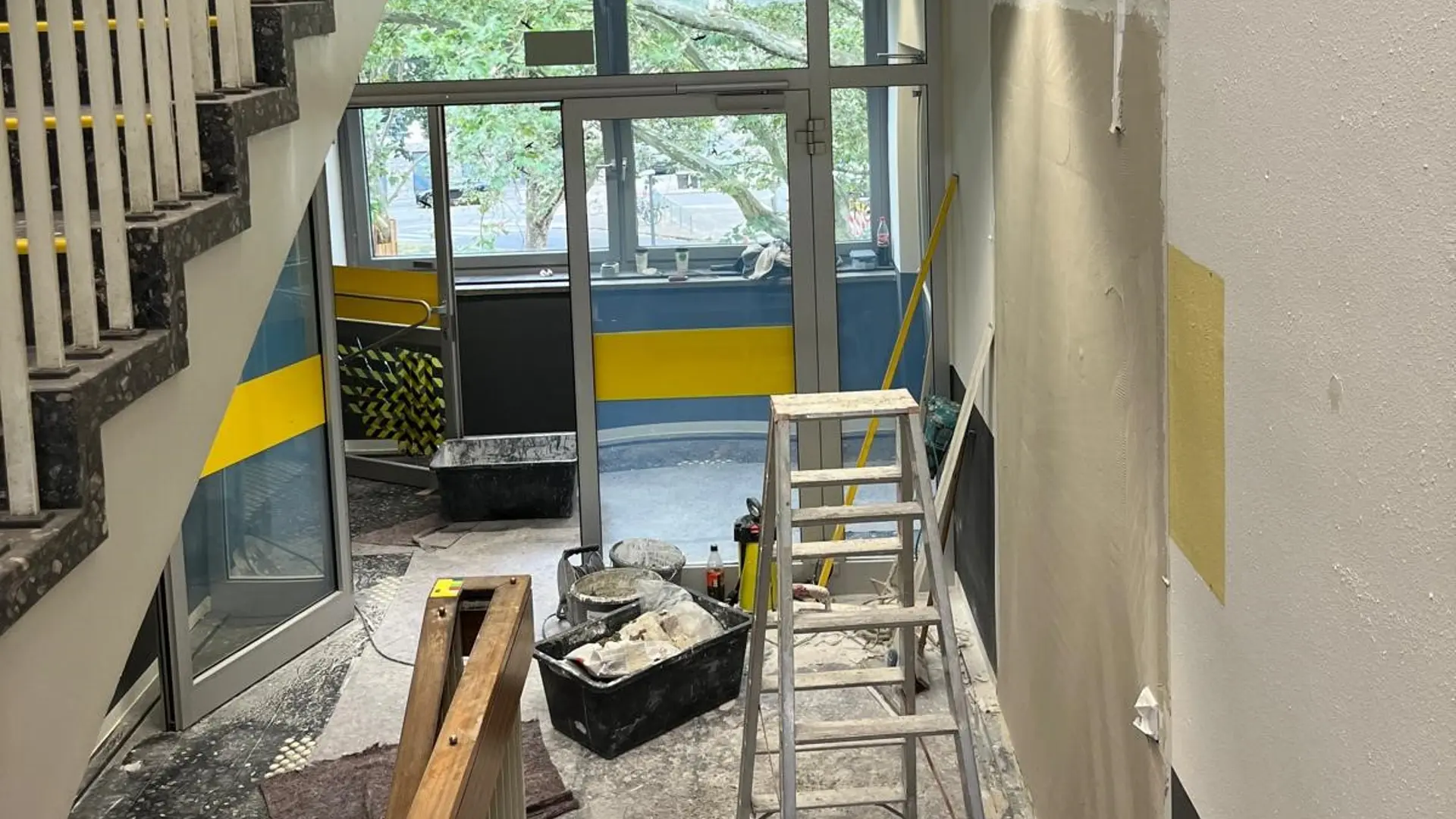 Das Bild zeigt das Treppenhaus der LVR-Severin-Schule im Umbau