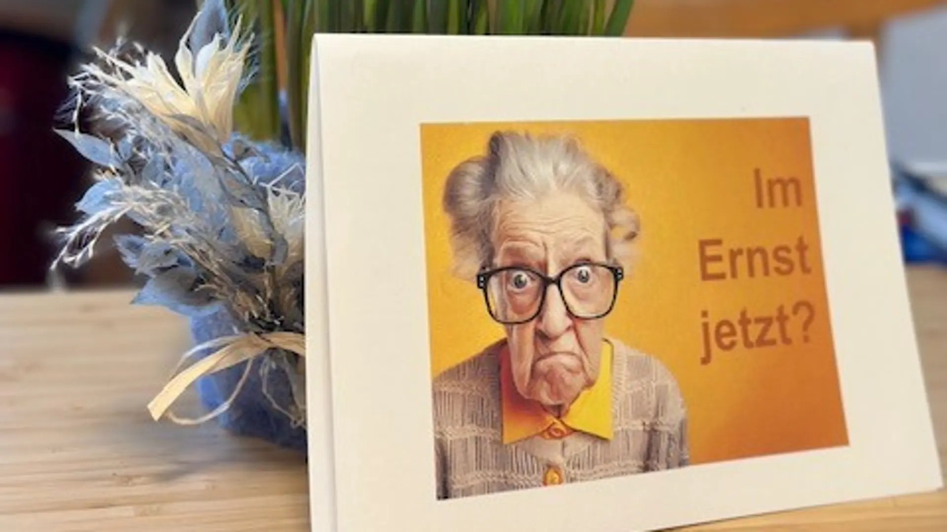 Das Bild zeigt einen Blumenstrauß und eine Einladungskarte zur Abschiedsfeier.