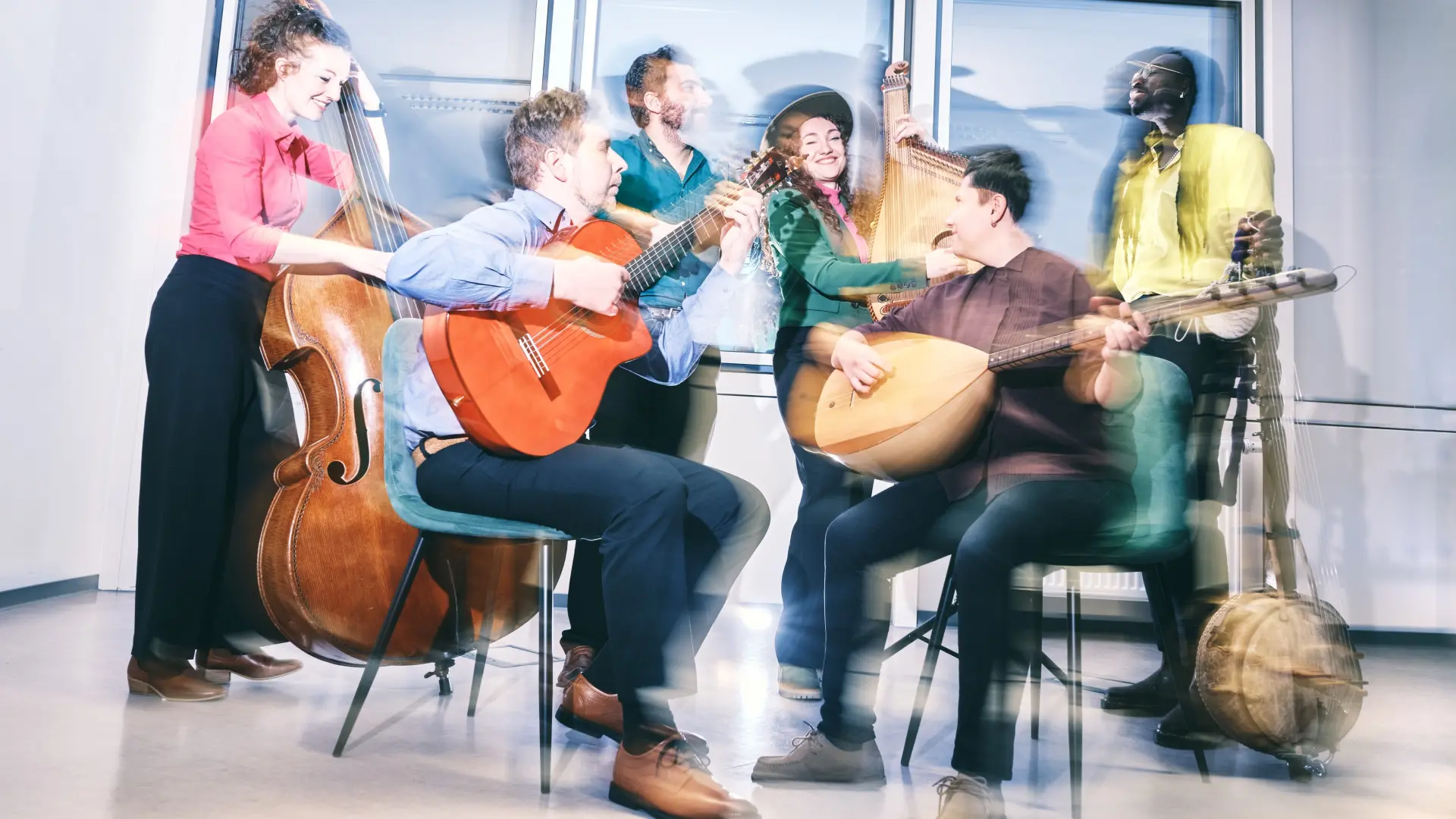 Das Bild zeigt die Gruppe Tiny Bridges mit Instrumenten aus aller Welt.